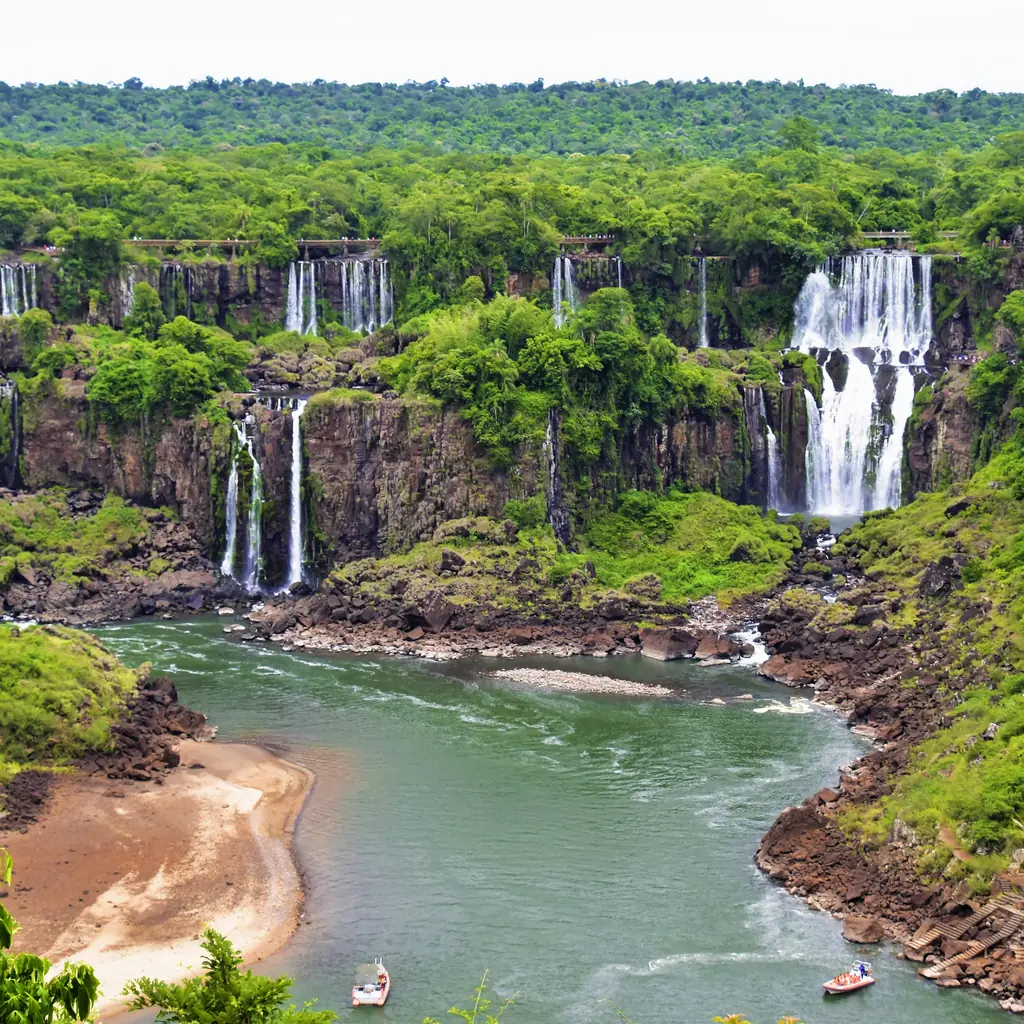 El río Iguazú y los saltos entre la selva